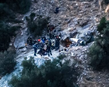 ΕΠΙΧΕΙΡΗΣΗ ΑΠΕΓΚΛΩΒΙΣΜΟΥ ΚΑΙ ΔΙΑΣΩΣΗΣ ΤΗΣ ΕΜΑΚ ΓΙΑ ΜΕΛΟΣ ΟΜΑΔΑΣ ΠΟΥ ΕΓΚΛΩΒΙΣΤΗΚΕ ΨΑΧΝΟΝΤΑΣ ΓΙΑ ΛΙΡΕΣ ΣΕ ΣΠΗΛΙΑ ΣΤΗ ΠΕΡΙΟΧΗ ΓΟΝΩΝ ΣΤΗ ΛΑΡΙΣΑ.  Τρίτη 30 Σεπτεμβρίου 2025 (EUROKINISSI)