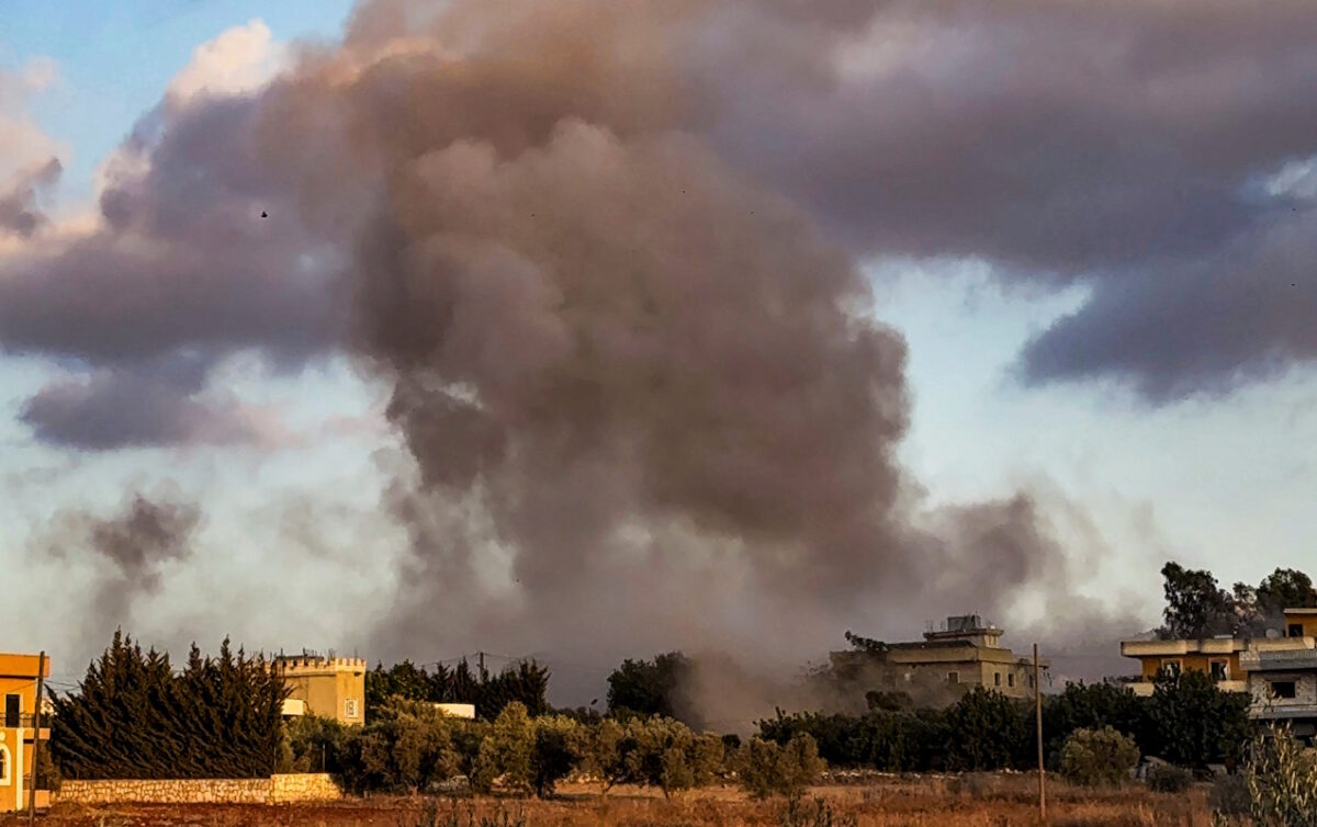 Καπνοί πάνω από τη λιβανέζικη πόλη Kfar Tebnit έπειτα από τις ισραηλινές επιδρομές