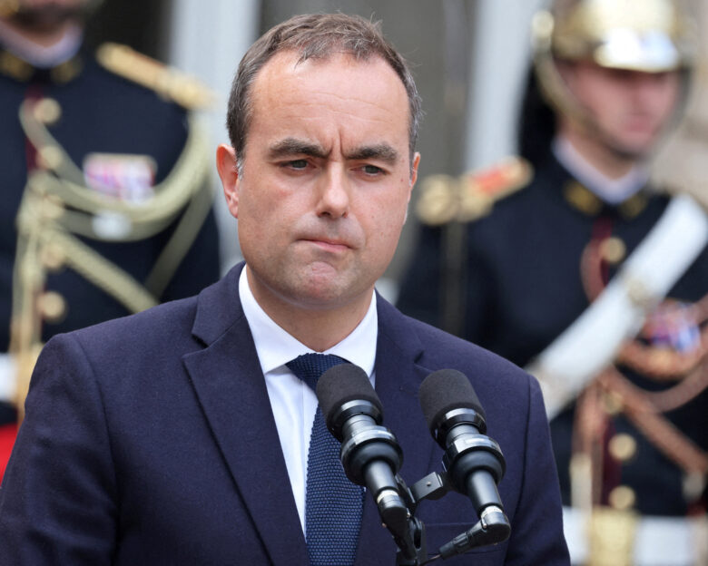 Politico: Γιατί ο Εμανουέλ Μακρόν ποντάρει στον Σεμπαστιάν Λεκορνού για να βγάλει τη Γαλλία από το πολιτικό αδιέξοδο
