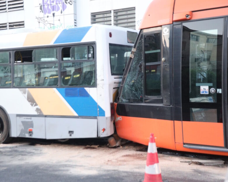 Δύο τροχαία με λεωφορεία και τραμ σε διάστημα 2 μηνών: Αίτια και ομοιότητες των συγκρούσεων σε Βούλα και Πειραιά με 77 τραυματίες