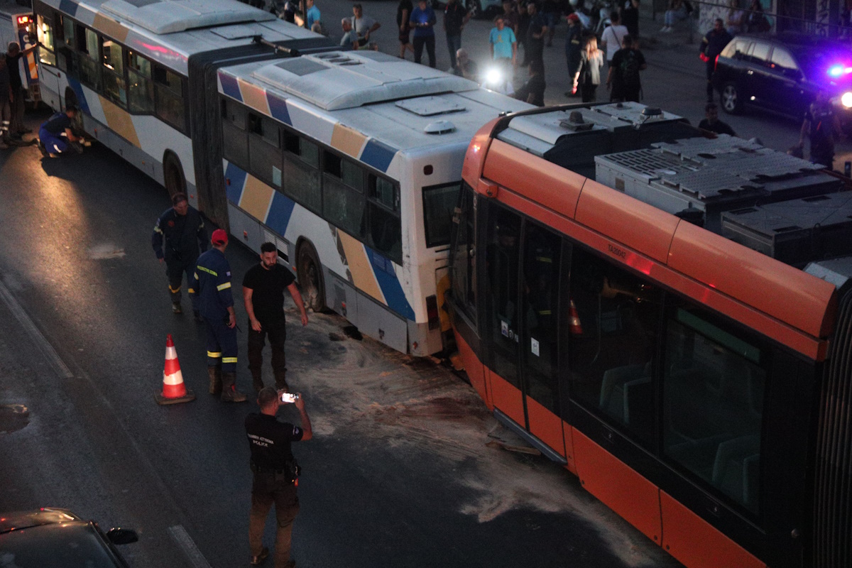 Σύγκρουση αστικού λεωφορείου του ΟΑΣΑ με συρμό του τράμ στον Πειραιά