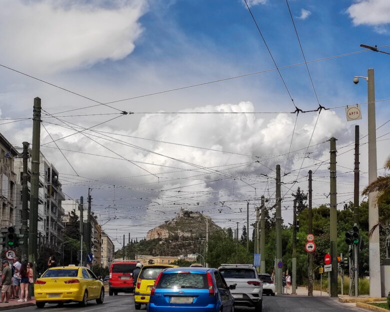 Καραμπόλα τριών οχημάτων στην λεωφόρο Αμαλίας: Τρόλεϊ συγκρούστηκε με αυτοκίνητο και μηχανή