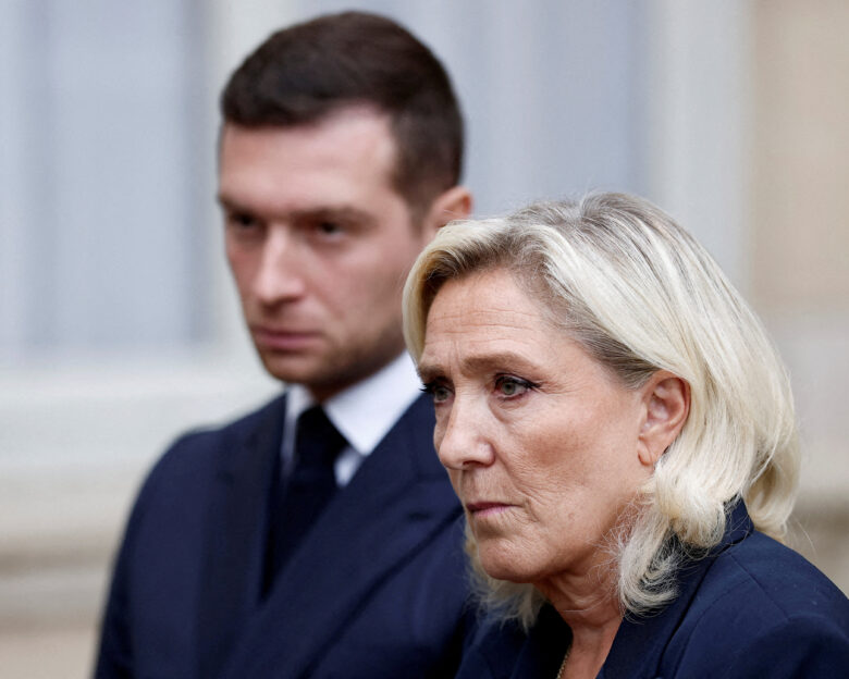 Le Monde: Ο κίνδυνος της ακροδεξιάς Εθνικής Συσπείρωσης απέναντι στην πολιτική κρίση στη Γαλλία