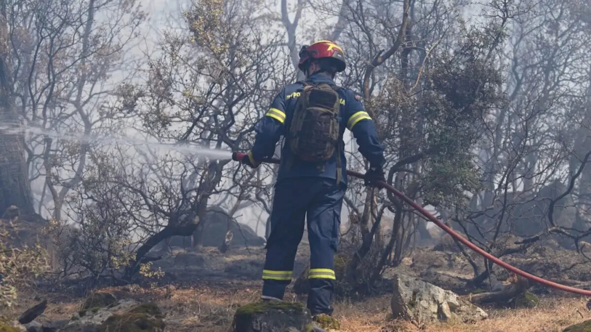 Πυροσβέστης στη μάχη με τη φωτιά