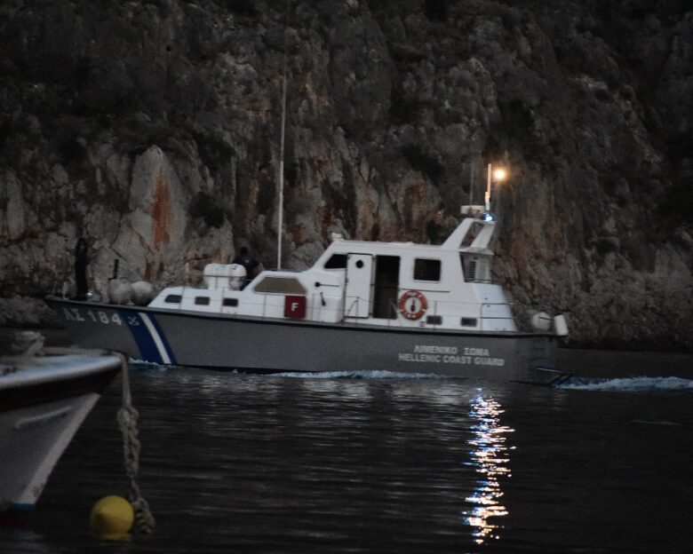 Αλιευτικό σκάφος έπεσε σε βράχια στον Θερμαϊκό – Επιχείρηση έρευνας και διάσωσης για 5 άτομα
