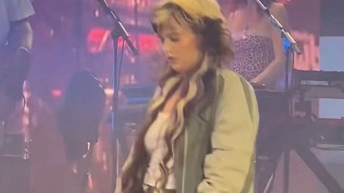Η 24χρονη Βρετανίδα τραγουδίστρια Lola Young