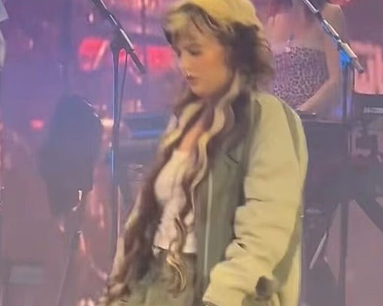 Η τραγουδίστρια Lola Young κατέρρευσε on stage σε φεστιβάλ στη Νέα Υόρκη – «Τώρα είμαι καλά»