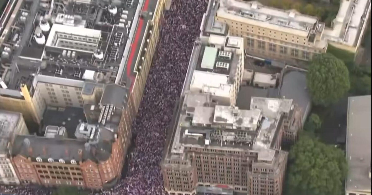 London: Mass Right and Anti -Racist Mass Police