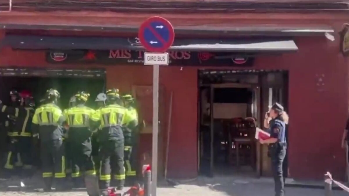 Πυροσβέστες, αστυνομικοί και διασώστες έξω από το μπαρ που εξερράγη στη Μαδρίτη