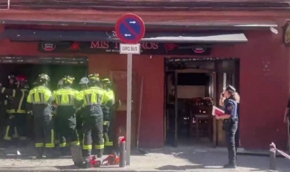 Πυροσβέστες, αστυνομικοί και διασώστες έξω από το μπαρ που εξερράγη στη Μαδρίτη