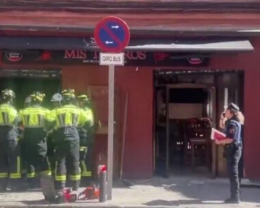 Πυροσβέστες, αστυνομικοί και διασώστες έξω από το μπαρ που εξερράγη στη Μαδρίτη