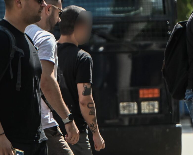 Στον εισαγγελέα ο γιος του Σωκράτη Μάλαμα – «Η δράση φέρνει αντίδραση» είπε η μητέρα του για την κουτουλιά σε αστυνομικό