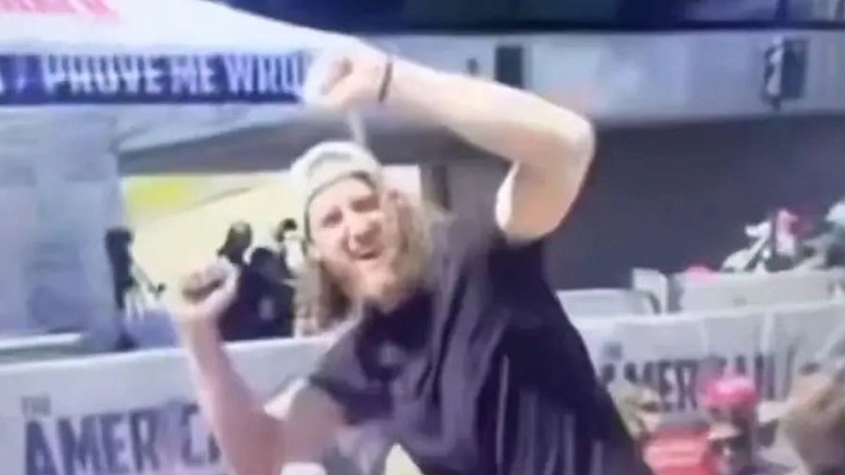 Άντρας πανηγυρίζει μετά τη δολοφονία του Τσάρλι Κερκ