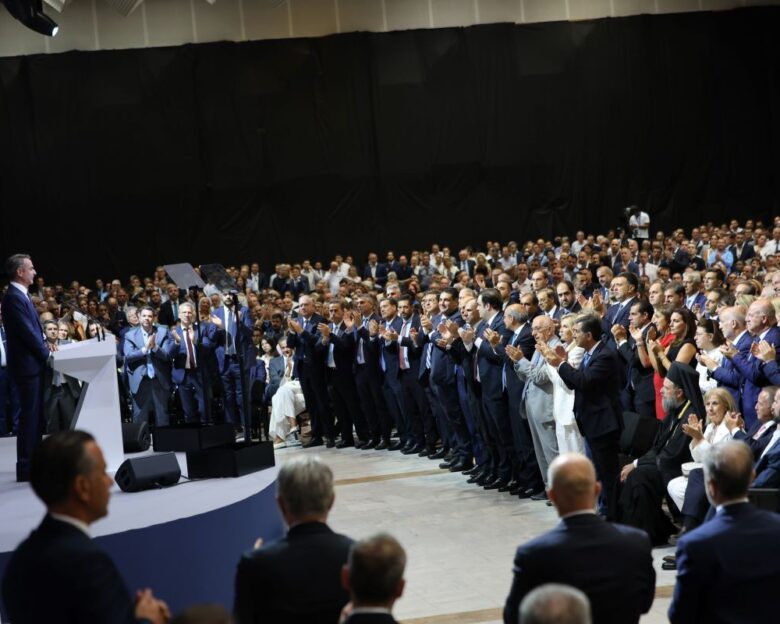 Η Μαρέβα Γκραμπόφσκι χειροκροτά όρθια τον Κυριάκο Μητσοτάκη μετά το τέλος της ομιλίας του στο Βελλίδειο
