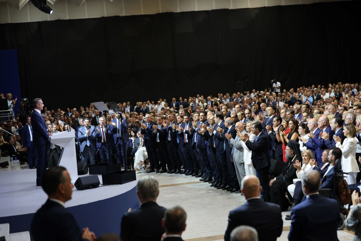 Η Μαρέβα Γκραμπόφσκι στην πρώτη σειρά στο Βελλίδειο
