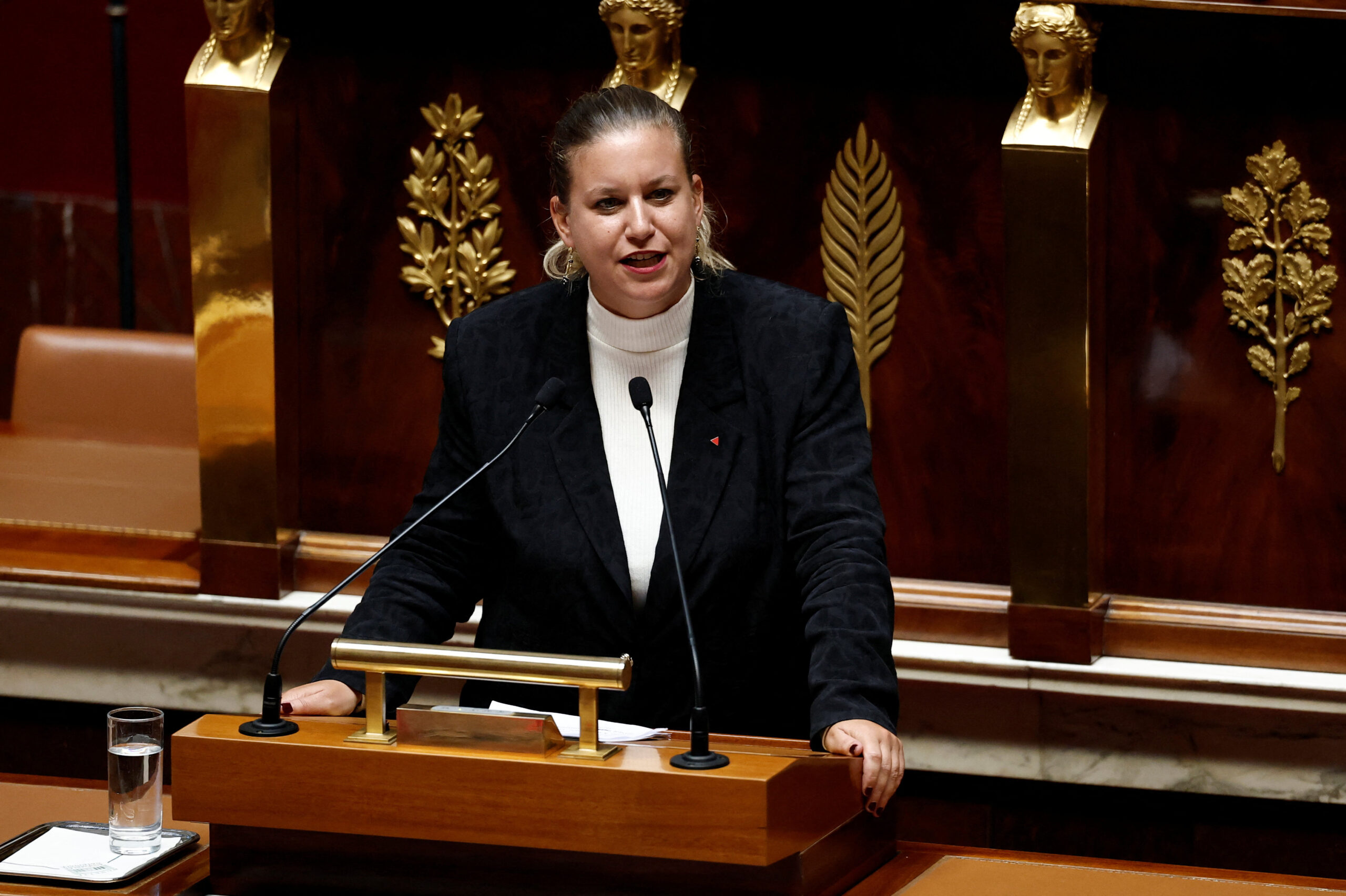 Η Ματίλντ Πανο από την Ανυπότακτη Γαλλία ξεκίνησε την ομιλία της / REUTERS / Benoit Tessier