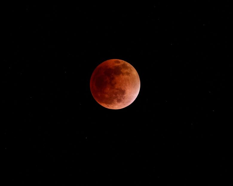 Βίντεο time-lapse με το «ματωμένο φεγγάρι» – Εντυπωσιακές εικόνες από όλο τον κόσμο