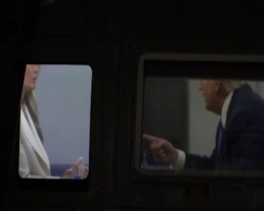 Ο Ντόναλντ Τραμπ κουνάει το δάχτυλο στη Μελάνια μέσα στο Marine One