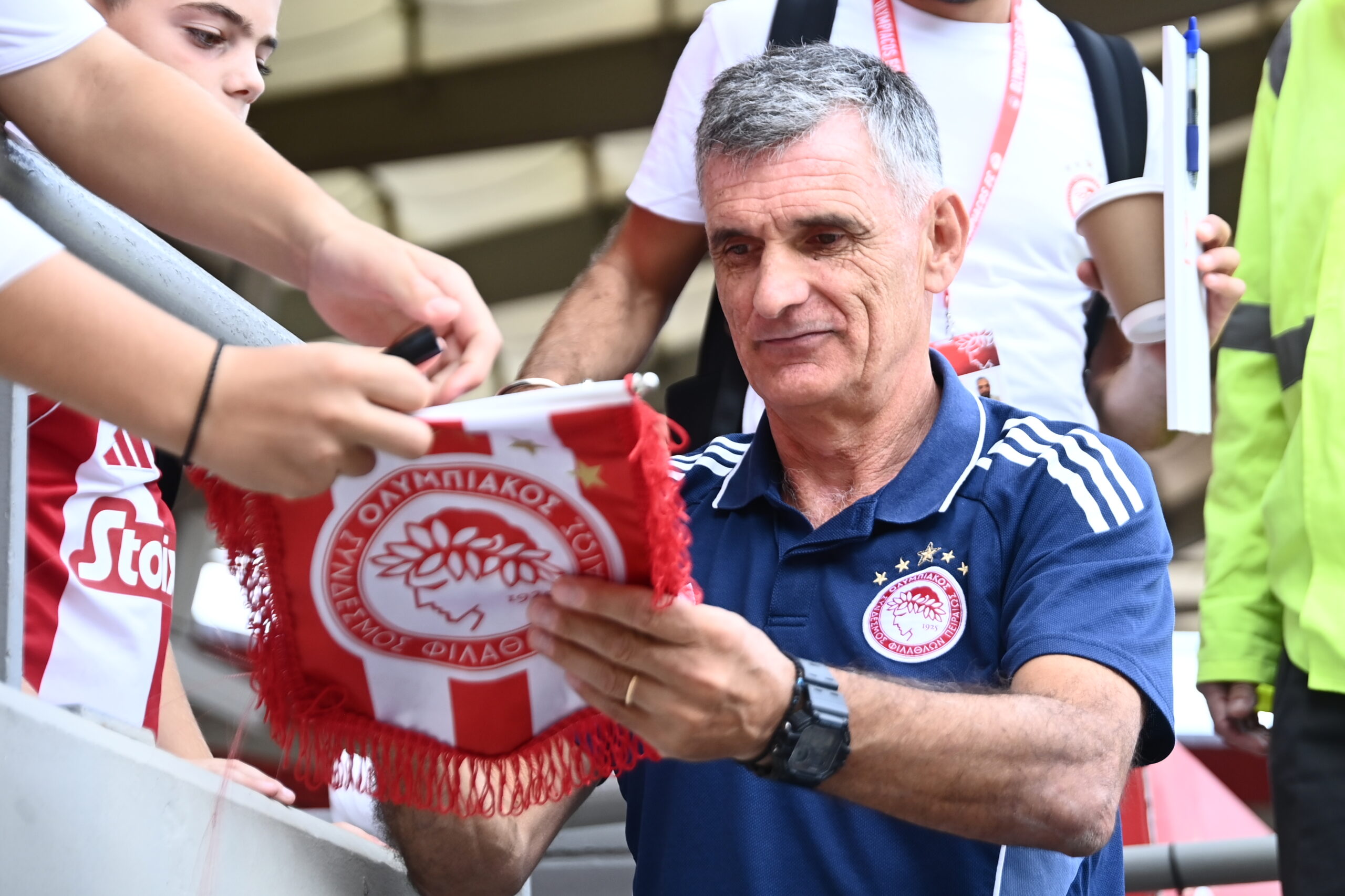 Ο Μεντιλίμπαρ υπογράφει αυτόγραφα πριν το παιχνίδι με τον Λεβαδειακό/(ΓΙΩΡΓΟΣ ΜΑΤΘΑΙΟΣ / EUROKINISSI)