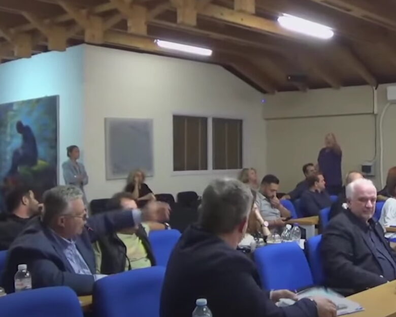 Μεσολόγγι: Χάος στο δημοτικό συμβούλιο – «Θα περπατάς στον δρόμο με φουστίτσα» είπε ο πρώην δήμαρχος