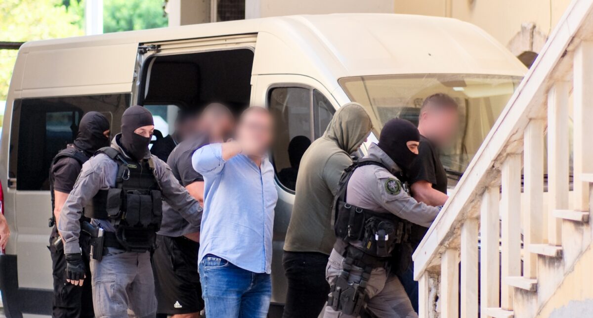 Αστυνομικοί πάνε άνδρα στο δικαστήριο