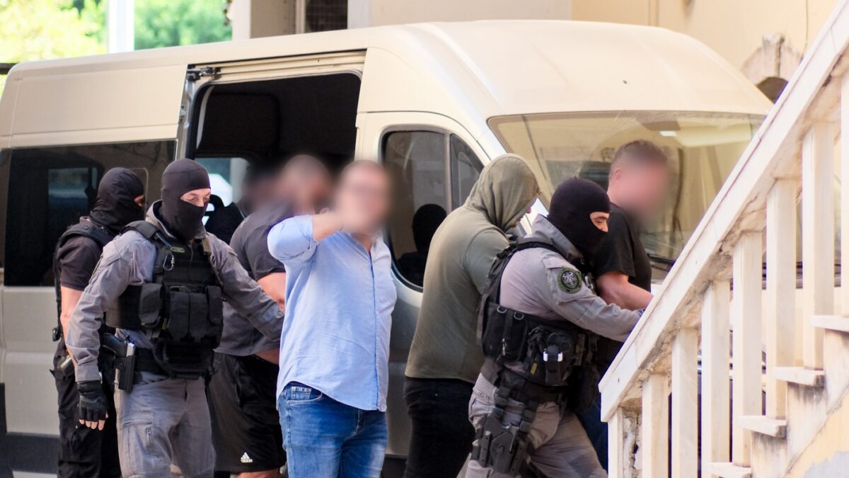 Αστυνομικοί πάνε άνδρα στο δικαστήριο
