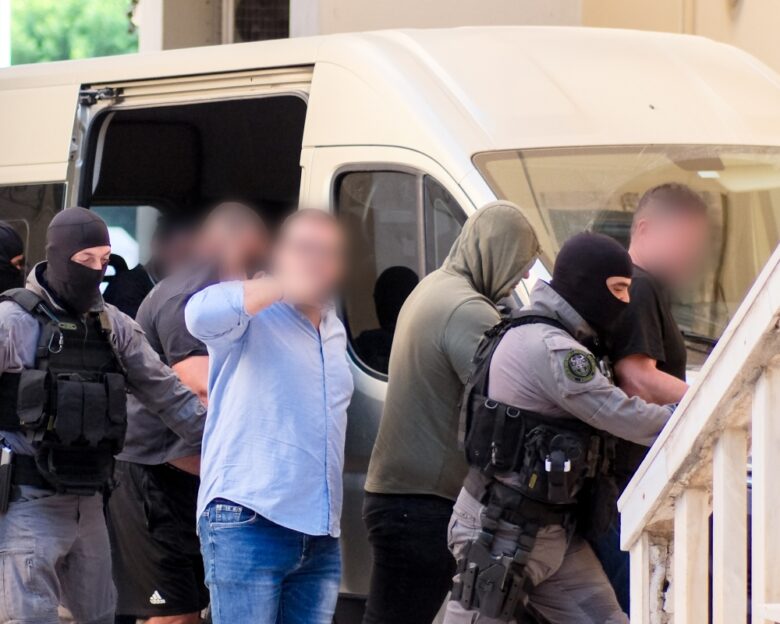 Ελεύθεροι με περιοριστικούς όρους αφέθηκαν 5 από τους 17 κατηγορουμένους για το κύκλωμα στα Χανιά