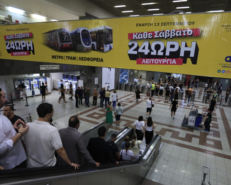 «Ζωντάνεψε» η Αθήνα με την 24ωρη λειτουργία μετρό, τραμ και λεωφορείων – Χιλιάδες επιβάτες μετακινήθηκαν στην πρεμιέρα