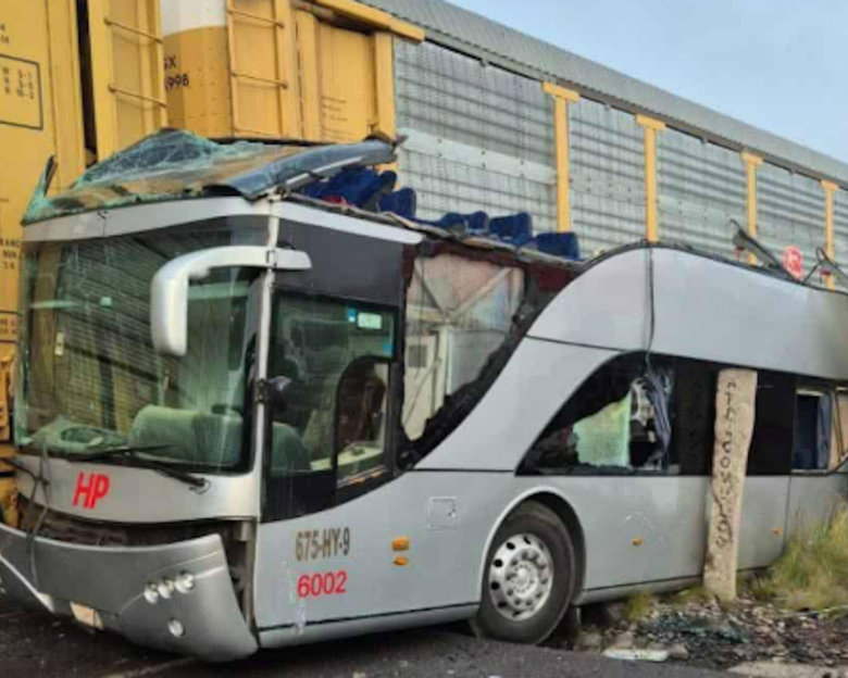 Μεξικό: Τρένο συγκρούστηκε με διώροφο λεωφορείο και «σκόρπισε τον θάνατο»- 8 νεκροί και 45 τραυματίες