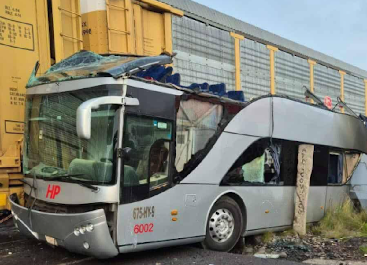Το λεωφορείο που συγκρούστηκε με το τρένο