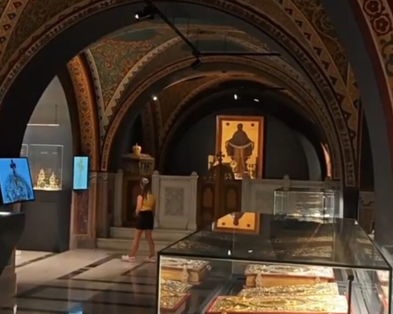 Ο κρυμμένος ναός «θησαυρός» της Μητρόπολης Αθηνών – Ένα ταξίδι από τους θρόνους των βασιλέων έως τα άμφια του Χριστόδουλου