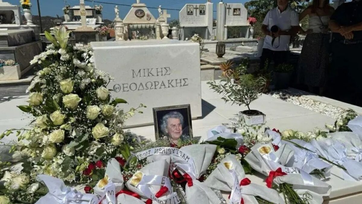 O τάφος του Μίκη Θεοδωράκη στον Γαλατά Κρήτης