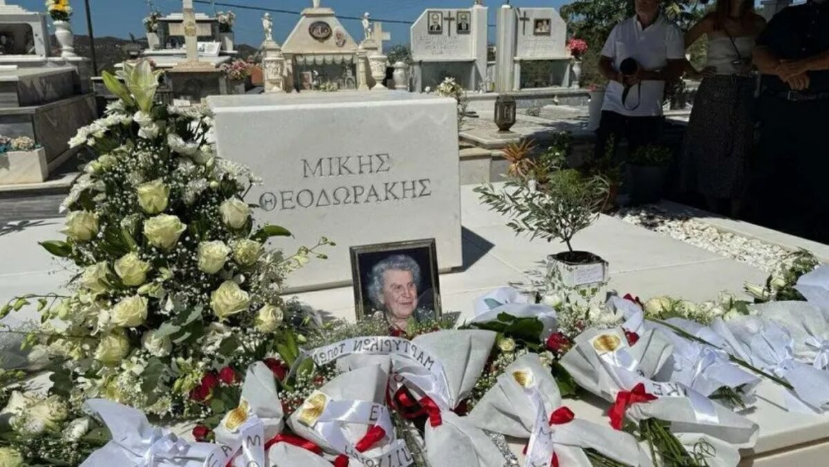 O τάφος του Μίκη Θεοδωράκη στον Γαλατά Κρήτης