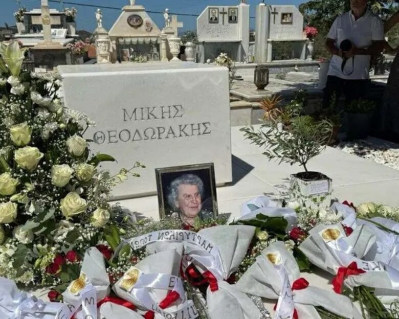 Μίκης Θεοδωράκης: Κλίμα συγκίνησης στο ετήσιο μνημόσυνο του κορυφαίου μουσικοσυνθέτη στην Κρήτη
