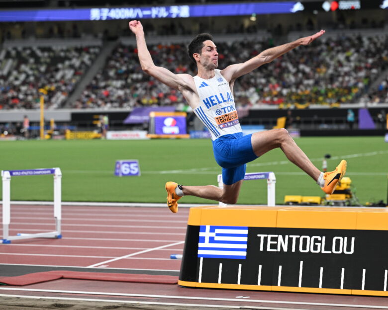 Ο Μίλτος Τεντόγλου με ένα άλμα στον τελικό του μήκους στο παγκόσμιο πρωτάθλημα στίβου