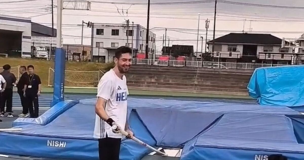 Miltos Tentoglou grabbed the pole and jumped in front of Emmanuel Karalis