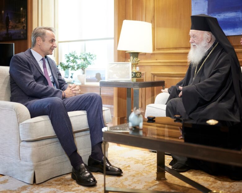 Συνάντηση Μητσοτάκη με τον Αρχιεπίσκοπο Ιερώνυμο – «Ευκαιρία να συζητήσουμε για τις εκκρεμότητες τις οποίες έχουμε»