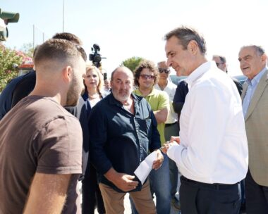 Ο Κυριάκος Μητσοτάκης με κατοίκους στην Ατσική Λήμνου