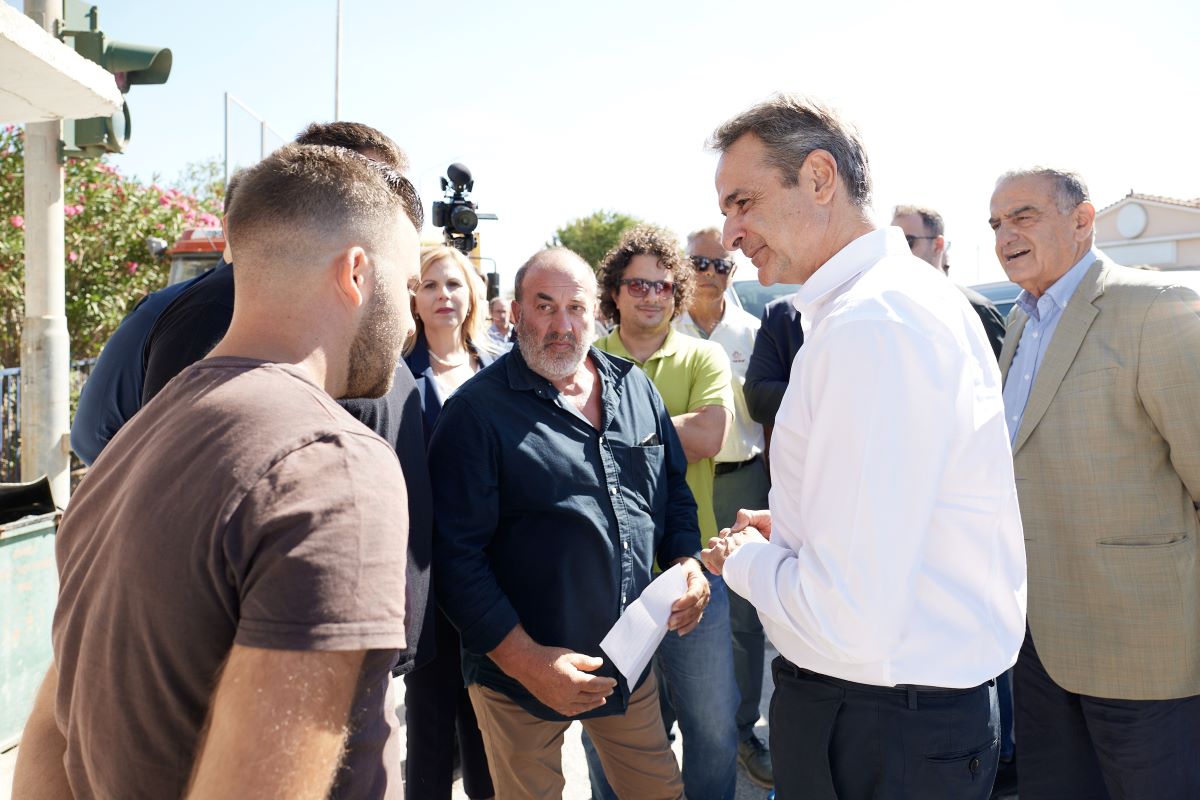 Ο Κυριάκος Μητσοτάκης με κατοίκους στην Ατσική Λήμνου