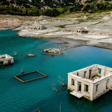 Αναδύθηκε το βυθισμένο χωριό Κάλλιο στη λίμνη Μόρνου
