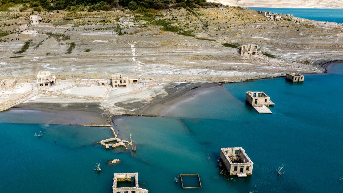 Το βυθισμένο χωριό που βγήκε στην επιφάνεια της τεχνητής λίμνης Μόρνου