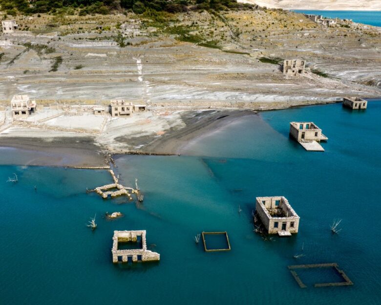 Μόρνος: Το βυθισμένο χωριό Κάλλιο βγήκε στην επιφάνεια λόγω της λειψυδρίας – Εντυπωσιακές εικόνες