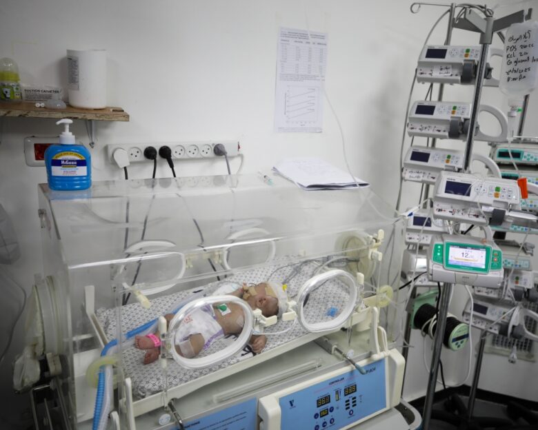 Ινδία: Έθαψαν ζωντανό μωρό 20 ημερών – Μάχη για να κρατηθεί στη ζωή