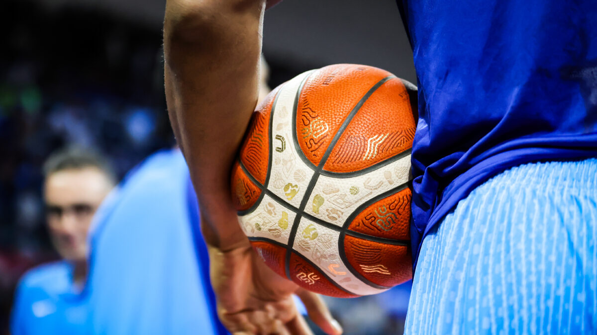 Η μπάλα του Eurobasket στα χέρια του Αντετοκούνμπο (ΑΝΑΣΤΑΣΙΑ ΚΑΡΕΚΛΑ