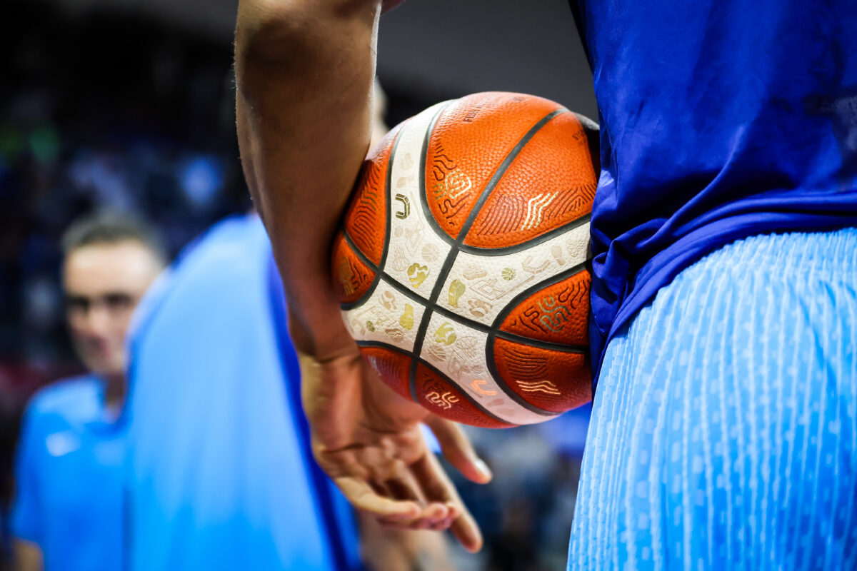 Η μπάλα του Eurobasket στα χέρια του Αντετοκούνμπο (ΑΝΑΣΤΑΣΙΑ ΚΑΡΕΚΛΑ