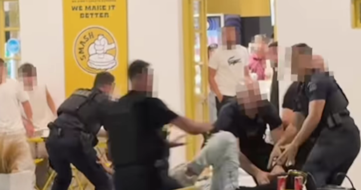 Mykonos: Scenes of Chaos with Italian tourists resisting arrest and plague with police officers