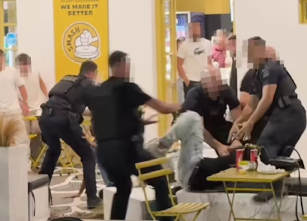 Η στιγμή της συμπλοκής των αστυνομικών με τους τουρίστες