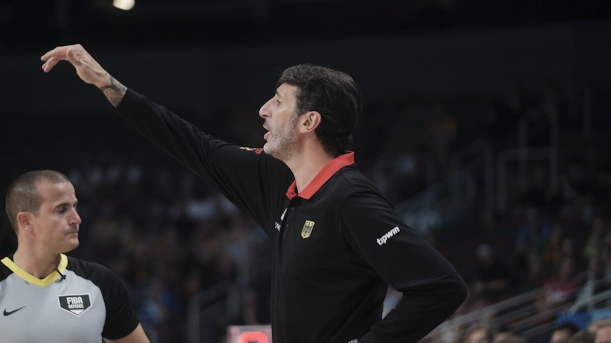 Ο Άλεξ Μουμπρού στον πάγκο της Γερμανίας
