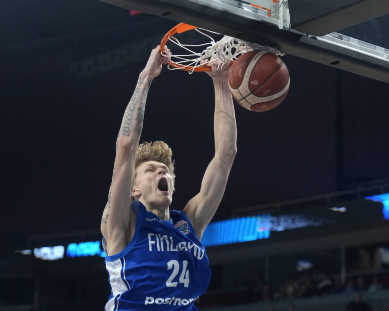 Eurobasket 2025: Ο 18χρονος Μίκα Μούρινεν της Φινλανδίας έχει γίνει viral με τα καρφώματά του