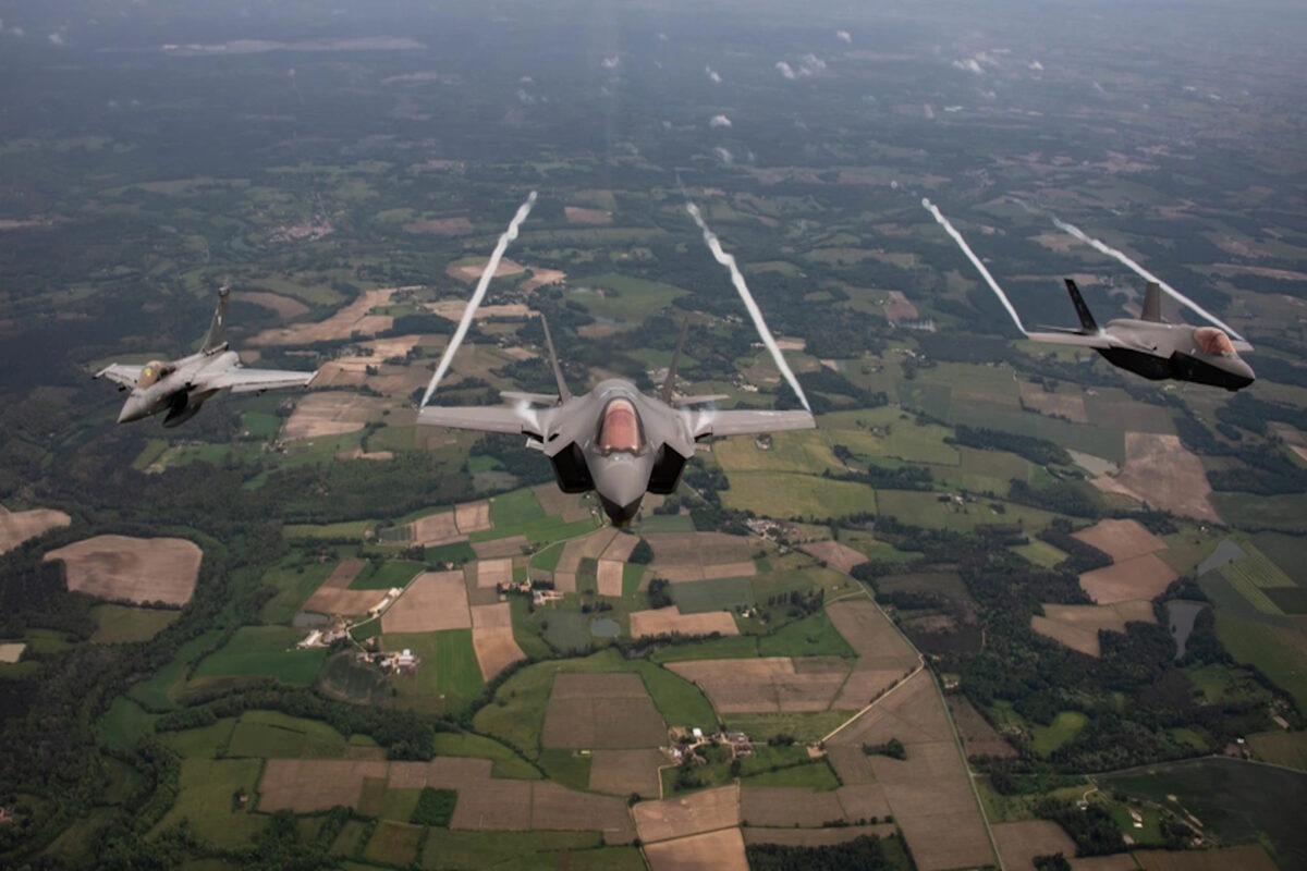 Μαχητικά αεροσκάφη F-35 και Rafale πετούν πάνω από την Γαλλία